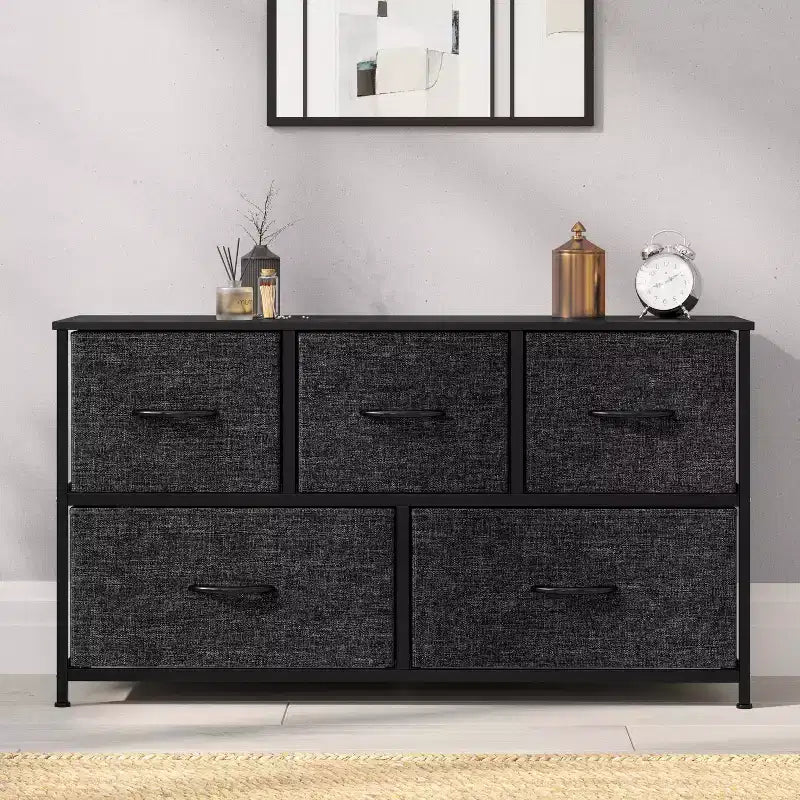 Commode de rangement à 5 tiroirs avec cadre en fonte, plateau en bois et tiroirs en tissu